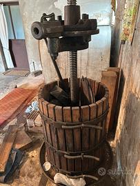 torchio per uva (vino) e botti di cemento