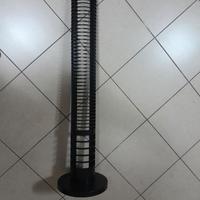 Porta CD a colonna di metallo nero