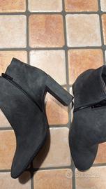 Stivaletti donna in camoscio grigio scuro Unisa 35