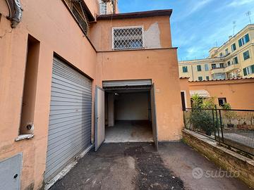 Prati / delle vittorie - ampio magazzino in locazi