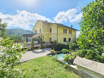 Villa Bifamiliare di mq 450 con terreno. UV/576