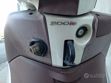 Beverly 300 anno 2011