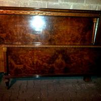 Antico letto in legno noce bionda con testiera