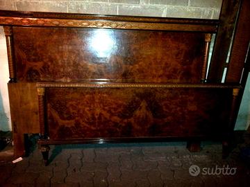 Antico letto in legno noce bionda con testiera
