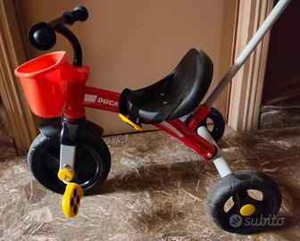 Triciclo Ducati rosso con maniglione