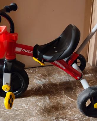 Triciclo Ducati rosso con maniglione