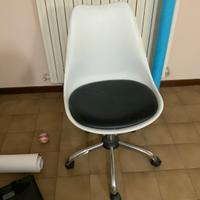 Sedia a rotelle bianca