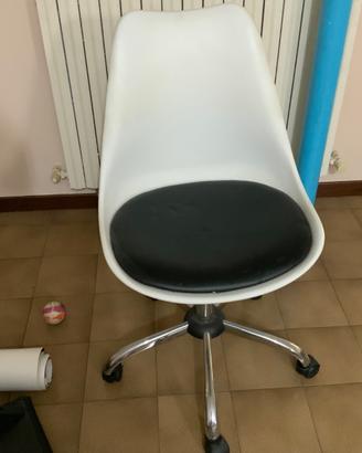 Sedia a rotelle bianca