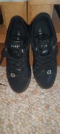 scarpe nere della Guess 40