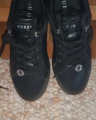 scarpe nere della Guess 40