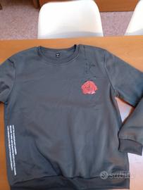 Felpa con rosa e frase Shakespeare 