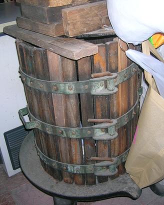 Due torchi a mano x il vino