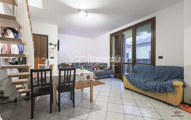 CINQUE LOCALI SU DUE LIVELLI ABITABILE CON GARAGE