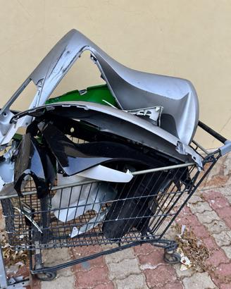 Lotto di carene e ricambi per scooter