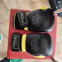 guanti parapiedi e casco da kick boxing