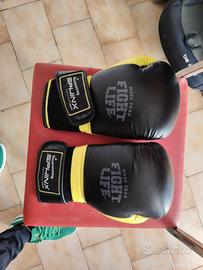 guanti parapiedi e casco da kick boxing