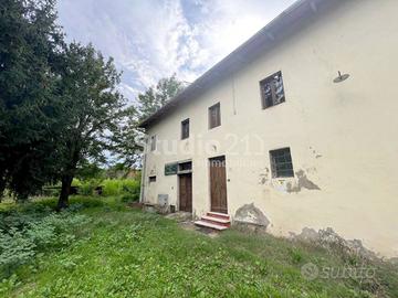 Rustico / Casale di 400 m² con più di 5 locali a M