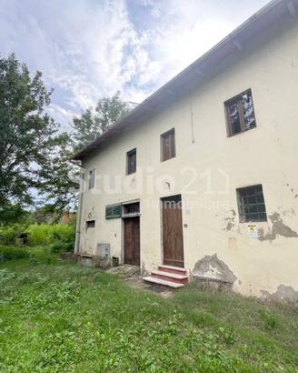 Rustico / Casale di 400 m² con più di 5 locali a M