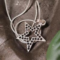Collana con pendente stella e strass neri - 50 cm