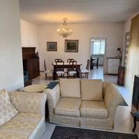 Elegante appartamento arredato in villa con giardi