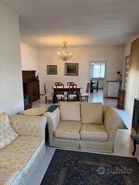 Elegante appartamento arredato in villa con giardi