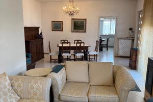 Elegante appartamento arredato in villa con giardi