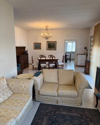 Elegante appartamento arredato in villa con giardi