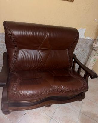 Divano di pelle e legno