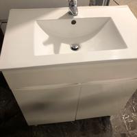 Lavandino bianco con porta asciugamani