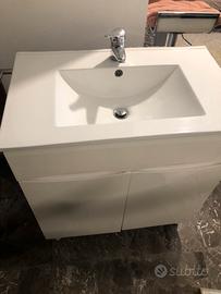 Lavandino bianco con porta asciugamani