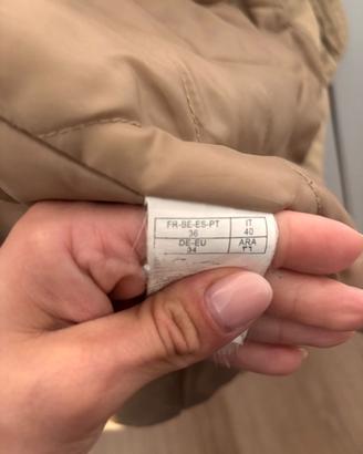 Parka beige imbottito con interno in pelliccia sin