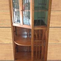 Vetrinetta angolare in legno con vetri stile liber