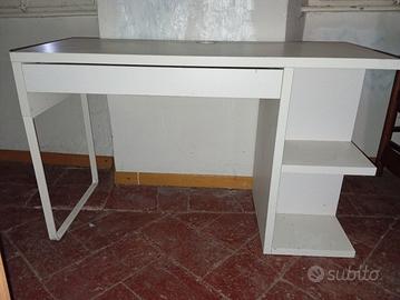 scrivania da studente. 