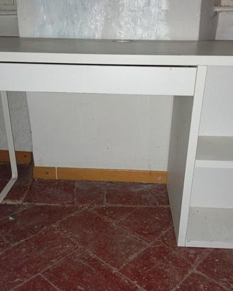 scrivania da studente. 