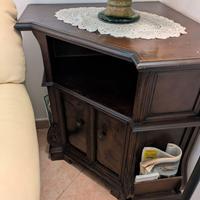 Angoliera in legno con sportelli in radica di noce