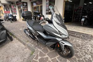Kymco Xciting 400i S con bauletto e bloccaruota