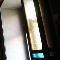 Arredo cornice finestra vetri cattedrale colorati