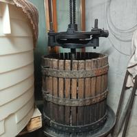 Torchio antico per vino