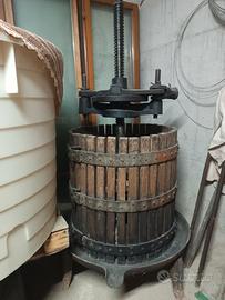 Torchio antico per vino
