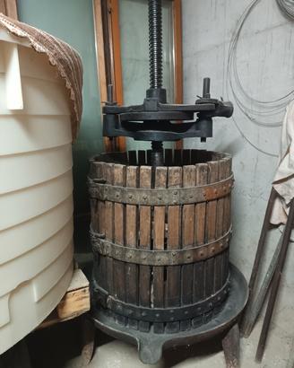 Torchio antico per vino
