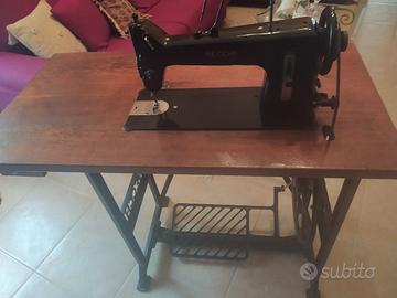 macchina da cucire Necchi 