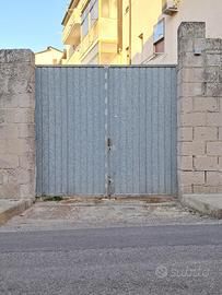 Ampio locale uso deposito o posti auto