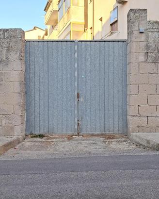 Ampio locale uso deposito o posti auto