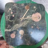 orologio di pietra con pianeti luminosi 