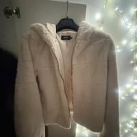 Pelliccia bianca con cappuccio