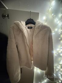 Pelliccia bianca con cappuccio