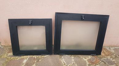 Finestre vasistas con inferriate zincate