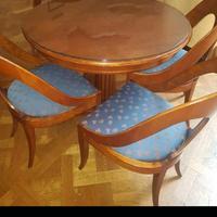 tavolo tondo con sedie 