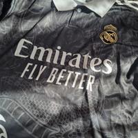 maglia e pantaloncini real Madrid 