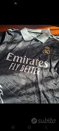 maglia e pantaloncini real Madrid 